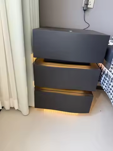 Mesita de Noche Inteligente de Lujo de Alta Gama, Madera Maciza, Diseño Moderno, 3 Cajones, Tamaños Personalizables para Uso en Hoteles, Centros Comerciales y Hogares - Product Image 1