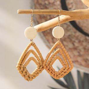 Boucles d'oreilles tissées Diamant géométrique Boucles d'oreilles tissées en rotin de couleur bois pour femmes Uionen 1031 - Product Image 3