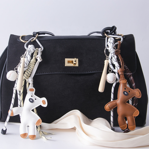 Porte-clés de voiture et pendentif de sac en cuir d'animal durable et écologique, en forme d'ours, personnalisable en gros pour la décoration - Product Image 1