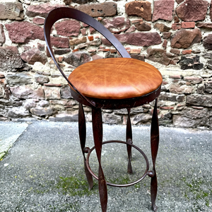 Offre Exclusive : Tabouret de Bar Industriel de Luxe en Fer Forgé avec Assise en Cuir Marron et Base Métallique Torsadée, Hauteur Comptoir - Product Image 1
