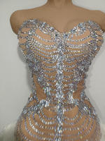 Robe moulante sexy sans bretelles à strass brillants pour femme, idéale pour les soirées et clubs, avec ourlet en plumes blanches, taille naturelle, pour chanteuse de nuit - Nouvelle collection très prisée