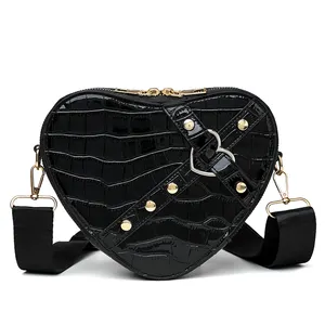 Bolsos de lujo a la moda para mujer, bolsos de mano de cuero con remaches, monedero con forma de corazón, estilo Punk, bolso cruzado gótico para mujer