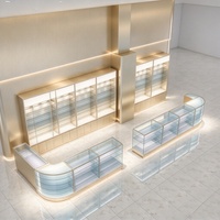 Einzelhandelsausstattung Anpassbare Glas-Vitrinen mit LED-Streifenbeleuchtung Wandvitrine mit Lamellenwand