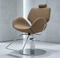 Chaise de barbier élégante au design incurvé, confortable, rembourrée, réglable en hauteur, avec base chromée pour salon de coiffure