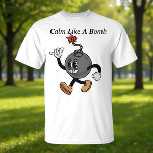 T-shirt Calm Like A Bomb con design retrò a fumetti, taglia unisex per adulti - Product Image 3