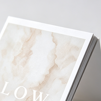Brochure magazine personnalisée en carton blanc avec impression HD, écologique, pour services d'emballage et d'impression sur mesure, couverture de vêtements