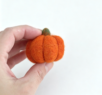 Herbstliche einfarbige Filzkugel-Girlande mit handgemachtem Wollfilz-Kürbis, orangefarbenem Ocker-Pompon-Banner, Halloween-Deko-Ornament