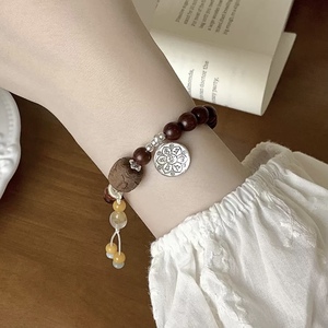 กำไลข้อมือเงินแท้ S925 ประดับด้วยหินธรรมชาติ พร้อมจี้รูปสวาสติกา และลูกปัดไม้จันทน์หอม สำหรับสวดมนต์หกพยางค์ในทางศาสนา - Product Image 1