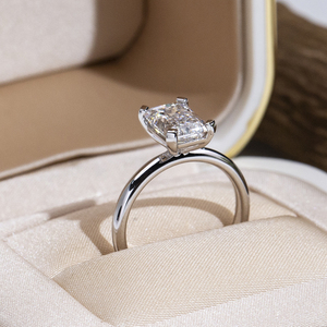 แหวนเพชรเม็ดเดี่ยวทรงเหลี่ยมมรกต 18k รุ่น MSR-2097 จาก Messi Jewelry แหวนหมั้นเพชรเลี้ยงในห้องปฏิบัติการ - Product Image 3