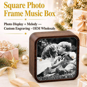 Carillon Portafoto Quadrato Sankyo in Legno, Personalizzabile con Immagine, Regalo Musicale Inciso, Decorazione per la Casa, Mini Portafoto Musicale a Manovella - Product Image 1