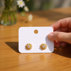 Boucles d'oreilles à fleurs dorées E1306 avec serti en strass de cristal pour femmes, bijoux mignons et tendance - Product Image 2
