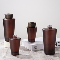 Bouteille diffuseur de parfum de luxe en verre, forme cône inversé, brun givré, personnalisable, 200ml 500ml, avec bouchon en bois.