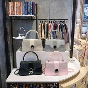 Sac bandouliere mini pour femme en vente directe d'usine avec pompon et bandouliere aux couleurs bonbon - Product Image 3