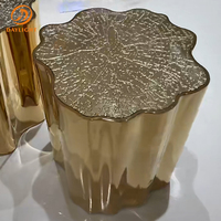 Table d'appoint de luxe dorée, forme de fleur irrégulière, plateau en cristal écrasé poli miroir, table d'appoint élégante pour projets hôteliers et villas