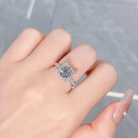 Anello di Fidanzamento alla Moda con Taglio Princess, Gambo Dritto a 4 Griffe, Grande Impatto Estetico, in Platino Pt950, con Diamante Coltivato in Laboratorio, per Donna