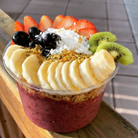 Bols en plastique jetables pour salades de fruits avec couvercle en forme de dôme, imprimés avec un logo personnalisé, bols en plastique jetables pour açaï avec couvercles