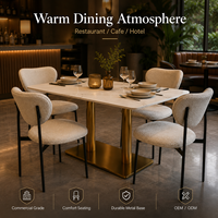 Ensemble de salle à manger élégant, chaise en bouclette et table en pierre avec base dorée pour restaurant, café, salon et hôtel.
