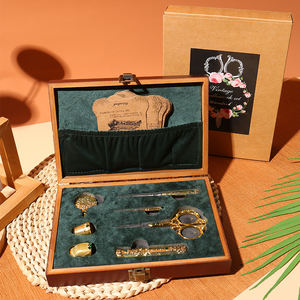 <span class=keywords><strong>Kit</strong></span> de costura de caja de madera con estampado dorado de lujo actualizado, tijeras de bordado Vintage únicas, dedal, <span class=keywords><strong>REGALO</strong></span> EXCLUSIVO para amantes de la costura - Product Image 4