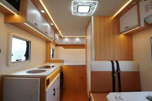 Autocaravana de Lujo con Batería de Gran Capacidad para Campamentos Transnacionales y Viajes Familiares por Carretera - Product Image 4