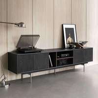 Meuble TV Timberight de luxe en bois noir grainé avec base métallique fine, console multimédia géométrique contemporaine pour la décoration intérieure moderne