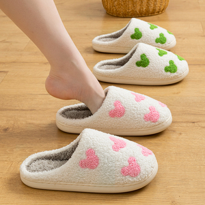 Pantoufles d'hiver populaires pour femmes, douces, confortables et chaudes, épaisses, en fourrure, brodées, vente en gros - Product Image 3