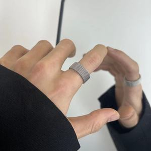 Anillo de Acero Inoxidable de 8mm para Hombre, Anillo de Malla Elástica Trenzada, Anillo de Moda Chapado en Oro, Anillo para el Dedo Medio - Product Image 4