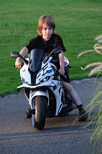 Factory Direct Outdoor Kids Electric Two Wheels Ride On <strong>Car</strong> Rechargeable 12V Battery Electric Toy Motorcycle <strong>Car</strong> For 5-9 Years