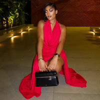 Robe longue Vivid Rendezvous, corsage drapé, fente latérale, rouge cramoisi, sans manches