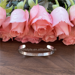 Bracelet de manchette réglable en acier inoxydable pour filles de 6mm Cadeau d'amitié inspirant pour femmes "Elle se tenait dans la tempête et quand le..." - Product Image 4