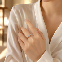Bague de fiançailles pour femme en argent sterling 925 avec moissanite taille coussin 1 carat et trois pierres en zircone cubique taille baguette conique