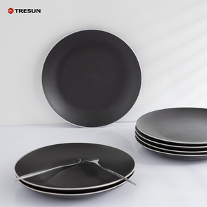 Le fabricant fournit des assiettes noires mates pour les assiettes plates dans les restaurants et les hôtels en utilisant des assiettes de fruits minimalistes - Product Image 1