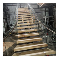 Escalier en acier et bois avec garde-corps en verre |   Escaliers intérieurs modernes et écologiques pour appartement, hall, villa et hôtel