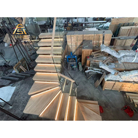 Escalier sur mesure à tube carré avec cadre en acier au carbone et marches en bois de chêne pour projet d'appartement duplex