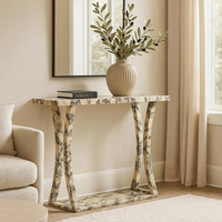 Table console en marbre à pieds profilés uniques, meuble d'entrée en pierre naturelle massif pour l'intérieur de villas modernes