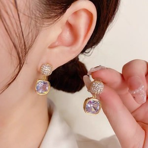 Boucles d'oreilles clous géométriques carrées en perles plaquées or de luxe avec aiguille en argent pour femmes, vente en gros - Product Image 2