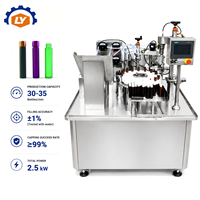 Machine de capsulage continue pour flacons roll-on minces, à haut taux de capsulage et sans blocage des bouchons à bille
