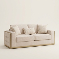 Canapé d'angle rectangulaire moderne de luxe italien en tissu, avec structure en bois massif et finition dorée, pour aménagement de salon de villa ou de manoir
