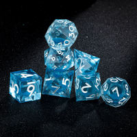 Dés de jeu de rôle légendaire Dungeons and Dragons, en résine bleue transparente, lot de 7 polyédriques, bords tranchants, polis à la main, pour des quêtes épiques