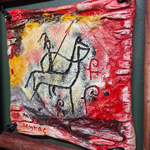 Pendentif Petroglyph Spirit Drover fait main avec cadre en bois, Talisman de la Voie de la Soie Ancienne pour la Manifestation et la Purification. - Product Image 4