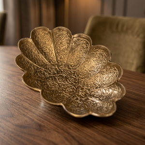 Assiette décorative en métal faite à la main, forme de fleur, motif végétal gravé, style vintage - Product Image 5