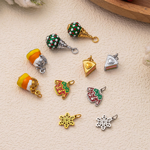 Cuentos de Adornos Navideños |   Colgante de Joyería Festiva de Acero Inoxidable con Baño de Oro PVD de 18K: Árbol de Navidad, Comida, Suéter, Adorno - Product Image 4