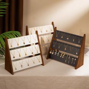 Espositore di collana con ciondolo in legno noce di lusso con supporto in pelle sintetica gioielli vetrina da tavolo Packaging - Product Image 1