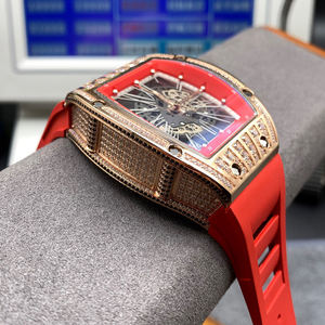 Reloj de Hombre RM 010 Classic Rose Gold con Esfera Roja, Correa de Caucho Roja, Modelo Coleccionable Único - Product Image 3