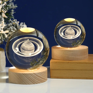 Lampe de Nuit Créative Lumineuse 3D en Forme de Boule de Cristal avec Gravure Intérieure, Décoration Astronaute et Lune, Cadeau d'Anniversaire - Product Image 2