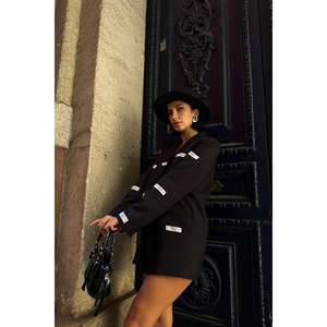 Blazer Negro para Mujer con Detalle de Etiqueta, Estilo de Abrigo Moderno - Product Image 4