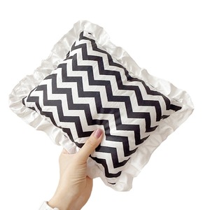 Estilo nórdico puro algodão pequeno quadrado sesta travesseiro macio bebê calmante almofada com renda impressa digital para dormir - Product Image 1