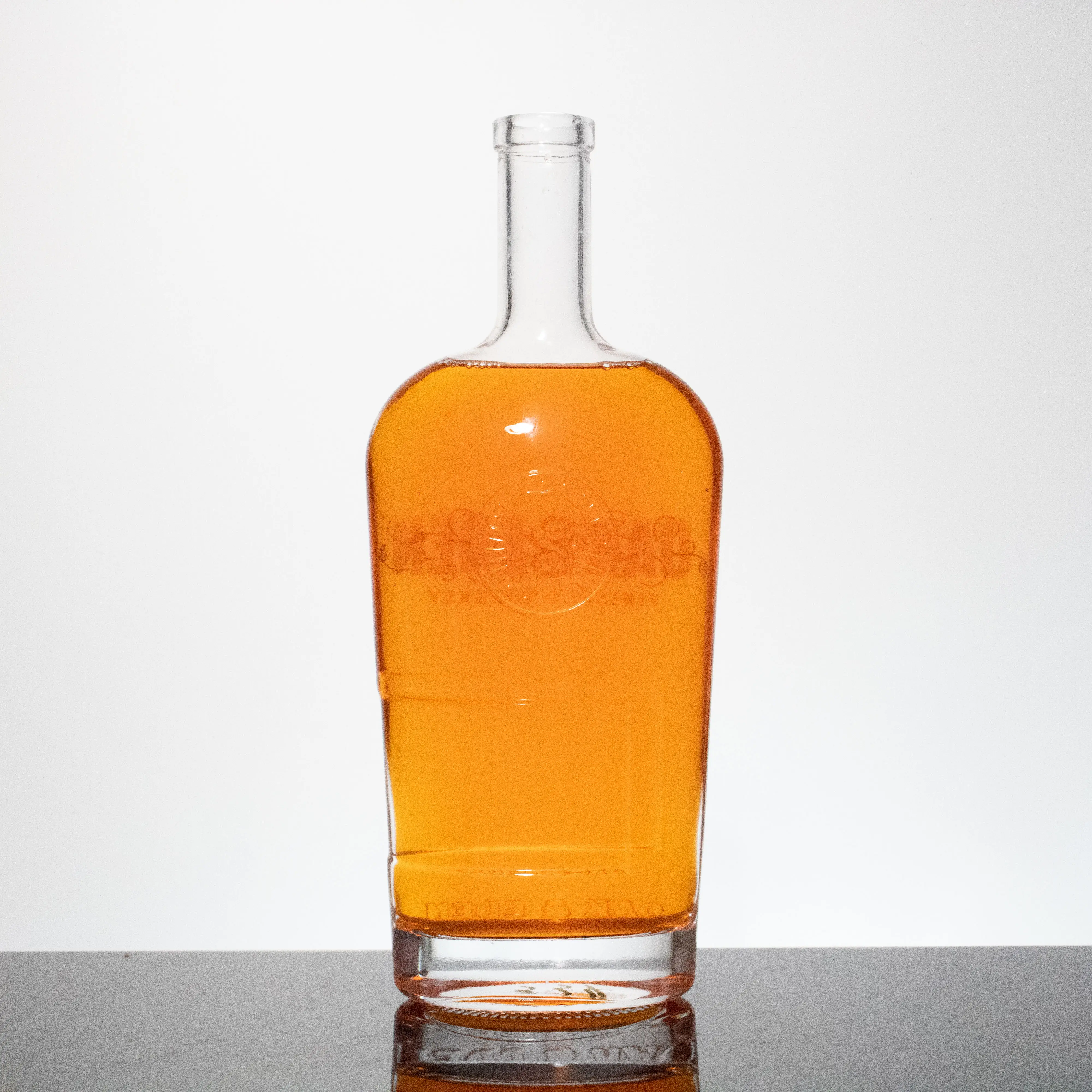 Gin Tequila Premium yuvarlak Boston Nordic cam şişe 750 Ml özel Logo içecek temizle ruhları vidalı kapak çıkartma 750 ml