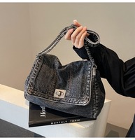 Nouveauté 2026 : Sac à bandoulière en jean pour femme, style vintage délavé, avec chaîne, sac fourre-tout décontracté pour le quotidien et les trajets.