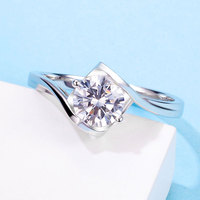 Bague en moissanite ronde sur mesure, fabrication artisanale, argent 925, sertie à griffes, design personnalisé