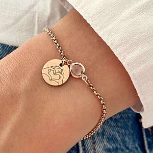 กำไลข้อมือสลักลายดอกไม้ประจำเดือนเกิดอันดับต้นๆ พร้อมโลโก้สั่งทำ ชุบทอง 18K บนสแตนเลสสตีล กำไลข้อมือผู้หญิงทันสมัย - Product Image 5